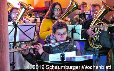 Festliche Klänge zum Advent Traditionelle Weihnachtsserenade im Schlosshof / Tausende Besucher singen mit