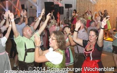 Ausgelassene Feier in Dirndl und Lederhose