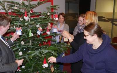 Wunschbaum lädt zum Schenken ein