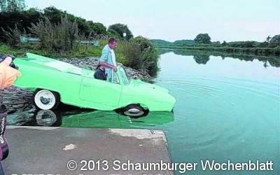 Ein Auto fährt auf dem Kanal