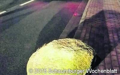 Lkw rammt einen schweren Findling