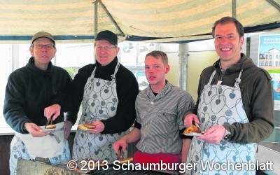 Promigriller bringen hunderte Bratwürstchen unter das Volk