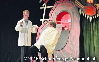 Stan Laurel und Oliver Hardy  legen auf der Theaterbühne los