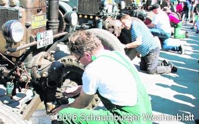 Historische Trecker im Sonnenschein