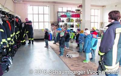 Kinder lernen Feuer-Umgang