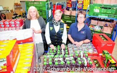 Kunden kaufen für die Tafel-Ausgabestelle