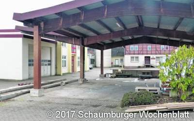 Rat blickt auf alte Fabrikflächen