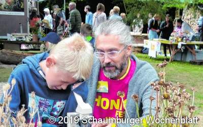 Menschen schwärmen wie die Bienen rund ums alte Forsthaus