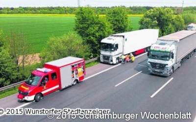 Feuerwehr pumpt Diesel ab