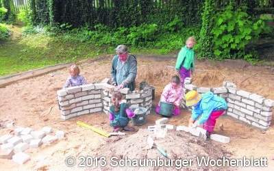 Junge Baumeister errichten Ritterburg