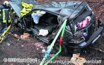 Junge Frau aus Fahrzeug befreit
