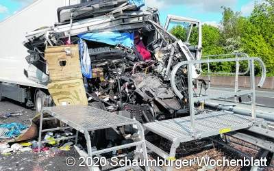 Lkw-Fahrer übersieht Stauende und wird dabei schwer verletzt