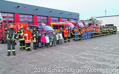 Umzug mit Blaulicht und Martinshorn