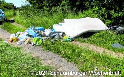 Matratzen und Reifen
auf Feldweg