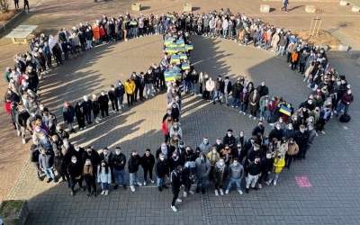 „Peace-Symbol“ auf dem Schulhof gebildet