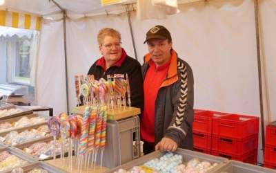 Vielfältige Marktstände auf traditionellem Martinimarkt