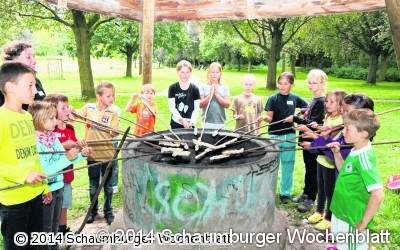 Spiele spielen und Stockbrot essen