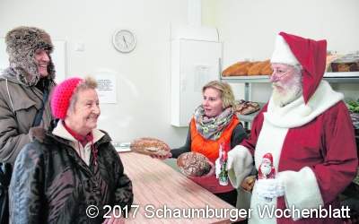 Weihnachtsmann hilft bei der Tafel