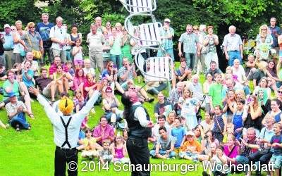 Feuerwerk aus Porzellan und ein Turm aus Stühlen