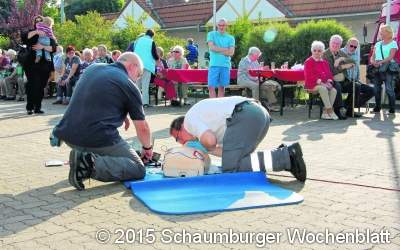 Die einen spenden, die anderen hüpfen im DRK-Mobil