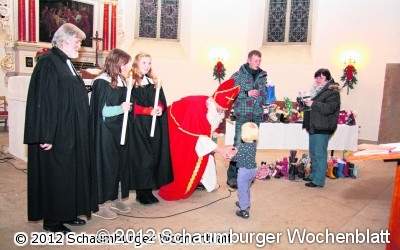 Nikolaus verteilt rund hundert gefüllte Stiefel