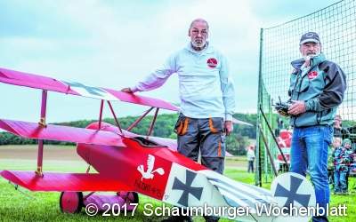 Mini-Flieger warten mit großer Show auf