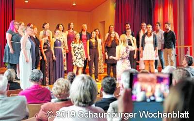 Frisch gebackene Stimmlehrer verabschieden sich mit Sinn für Stil