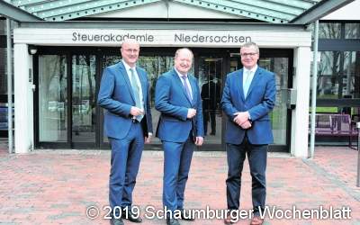 Finanzminister Reinhold Hilbers ist zu Besuch bei der Steuerakademie in Rinteln