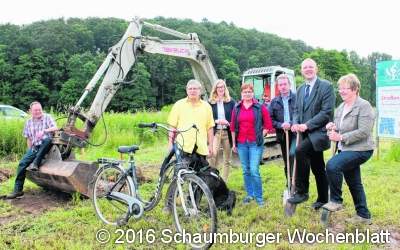 Für neuen Radweg rollt der Bagger