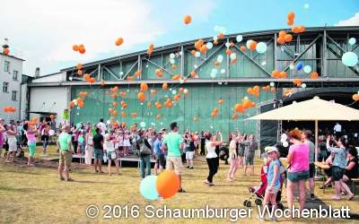 Bunte Ballons steigen hoch in den Himmel
