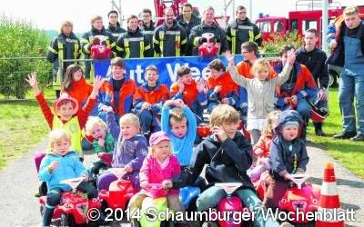 Hindernisparcours und Rennen mit Bobbycars