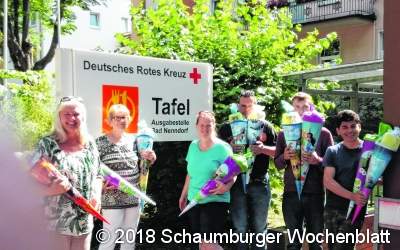 Zur Einschulung gehört eine richtige Zuckertüte Maren Borchers, Rosemarie Börner und DRK-Tafel beschenken 16 Kinder aus Flüchtlingsfamilien