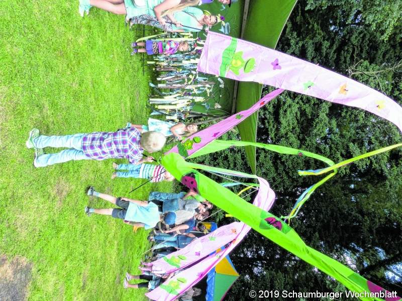 Zuletzt war 2016 das Honigfest in Reinsdorf ein Ereignis für Groß und Klein.  Bienenkönigin sorgt für 'Futtertaschen' 'Honigfest' in Reinsdorf will am 1. September wieder zahlreiche Besucher anlocken     REINSDORF (al). Das soziale Verhalten in einem Bien
