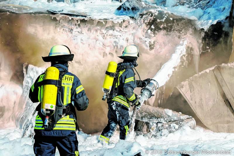 LKW-Brand auf der A2 zwischen Lauenau und Rehren am Montag (12.08.19).

Foto: Stefan Simonsen