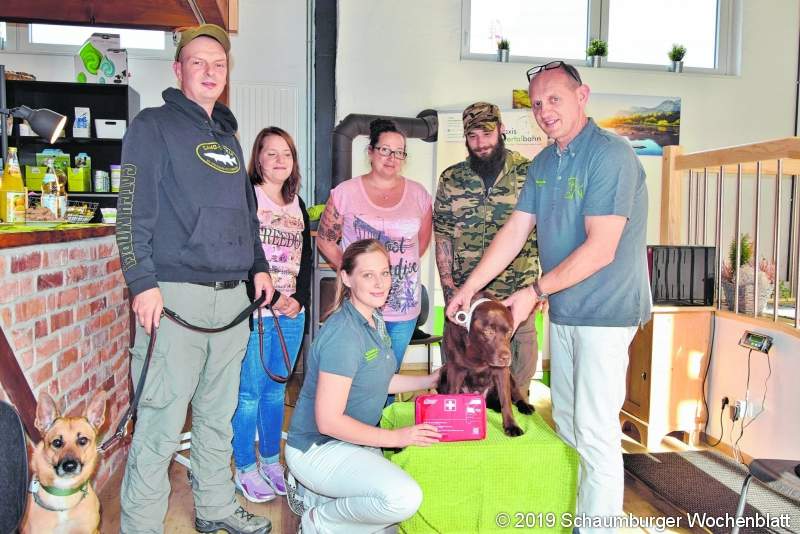 Tierphysiotherapeutin Miriam Heßling und Tierarzt Arne Bosse zeigen den Teilnehmern, wie Erste Hilfe am Hund praktiziert wird.  'Wissen für alle Felle'Tiertherapiezentrum 'Praxis Extertalbahn' startet Fortbildungsreihe  Rinteln (ste). Das Tiertherapiezent