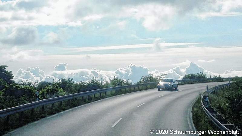 Alpen? Nein, nur eine Wolkenwand hinter der Bahnbrücke in Stadthagen.Christian Prozan, Stadthagen