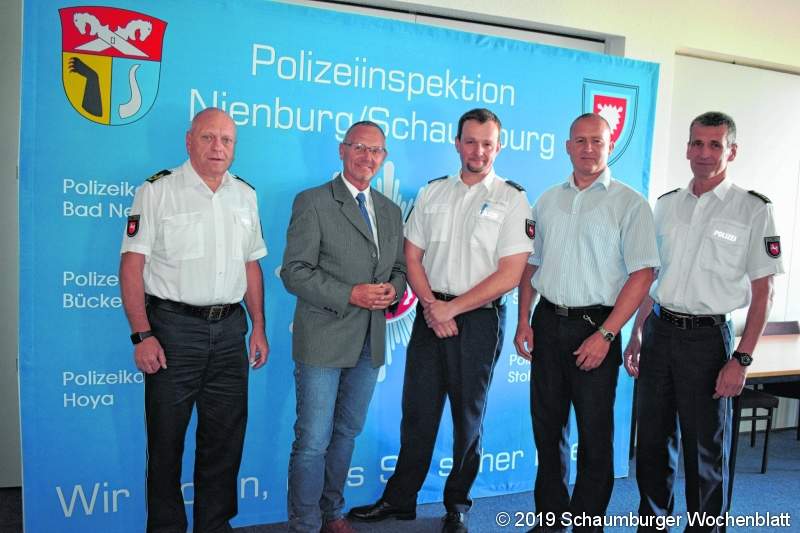 Polizeioberrat Marcel Bente (Mitte)mit Kriminaldirektor Andreas Tschirner und dem Leitenden Polizeidirektor Frank Kreykenbohm (aussen rechts) sowie Polizeipräsident Uwe Lührig und Vizepräsident Bernd Wiesendorf (aussen links)