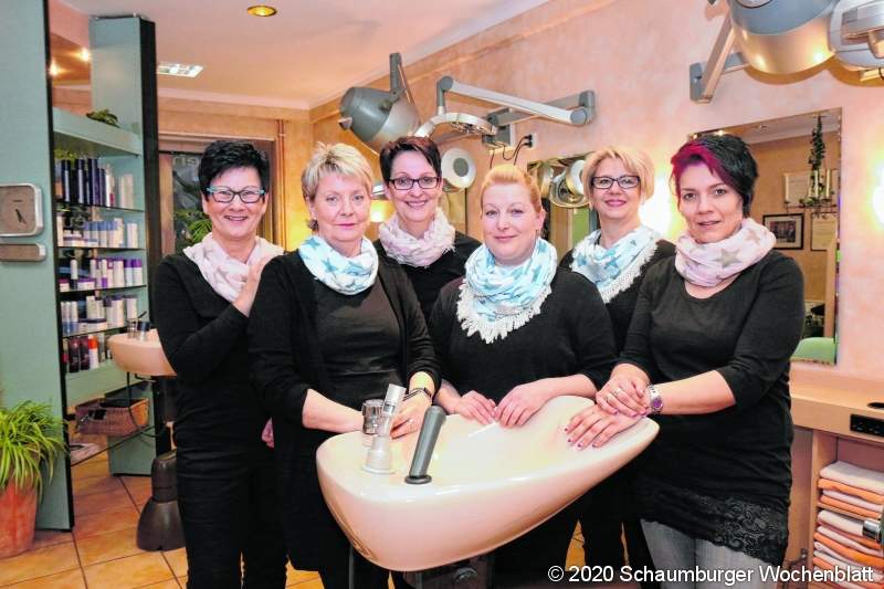 Tina Lüer ist jetzt schon fleißig dabei, Termine für ihren Salon in Wunstorf anzunehmen: 'Die letzte Zeit war ganz schrecklich. Man weiß die Arbeit erst zu schätzen, wenn man sie nicht mehr ausüben darf. Mir haben auch die Kunden gefehlt und hinzu kam die