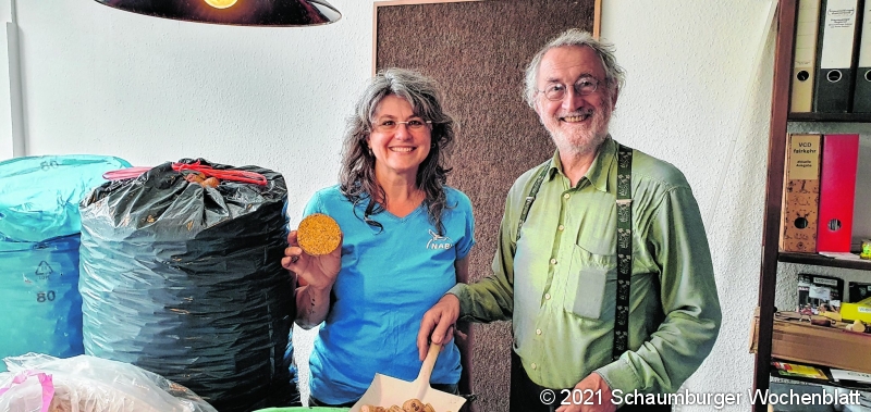 Britta Raabe übergibt an Friedrich Walz mehr als 200 Kilogramm Naturkorken, die jetzt zu Dämmmaterial verarbeitet werden.