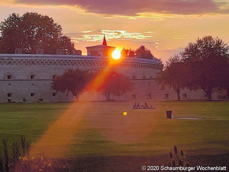 Der Klenzepark in Ingolstadt ist wunderschön angelegt, mit einer riesigen Rasenfläche, wo man sich abends trifft, die Decke ausbreitet, etwas Schönes trinkt und den Sonnenuntergang genießen kann. Dort durfte ich am 20. Juli meinen Urlaub verbringen.Doris