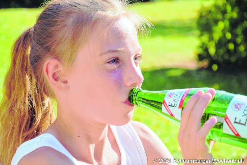 Bei steigenden Temperaturen sollte man möglichst viel Wasser trinken, um ein Austrocknen des Körpers zu verhindern.