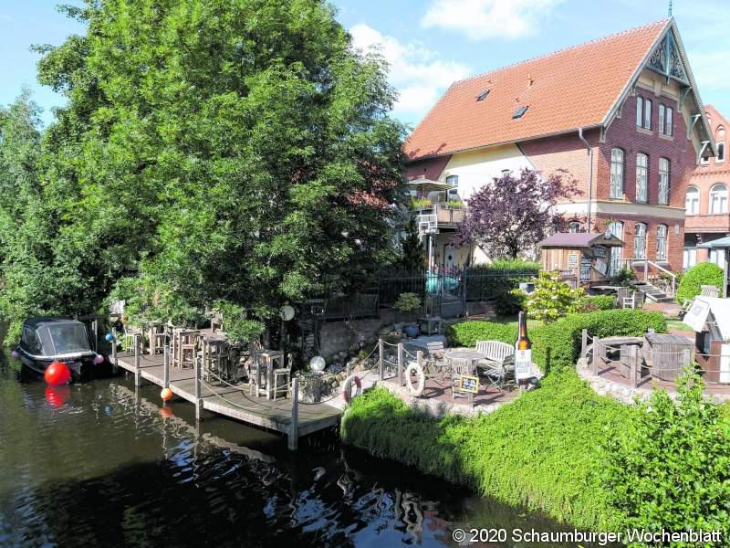 Bei dem Kurzurlaub in Friedrichstadt Ende Juni 2020 haben mein Mann Thomas und ich in der Unterkunft 'Zimmer an der Gracht' drei Nächte verbracht. Angrenzend an die Unterkunft unterhalten die Gastgeber auch einen 'Grachtengarten'   Kajüte 1876 und dort ha