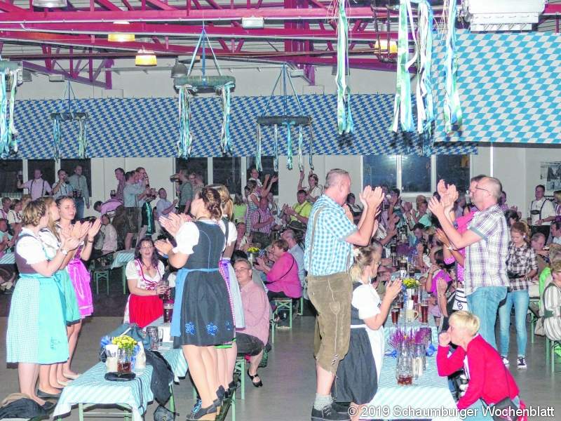 So ausgelassen geht es bei den Oktoberfesten der 'Lauenauer Runde' im Sägewerk zu.  'A-Dur' will für Stimmung sorgen'Lauenauer Runde' lädt zum Oktoberfest ins Sägewerk LAUENAU (al). 250 Besucher können sich nicht irren: So viele Karten sind bereits für da