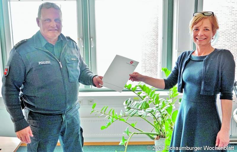 Polizeipräsidentin Gwendolin von der Osten übergibt Belobigungsurkunde an Polizeihauptkommissar
Oliver Nerge