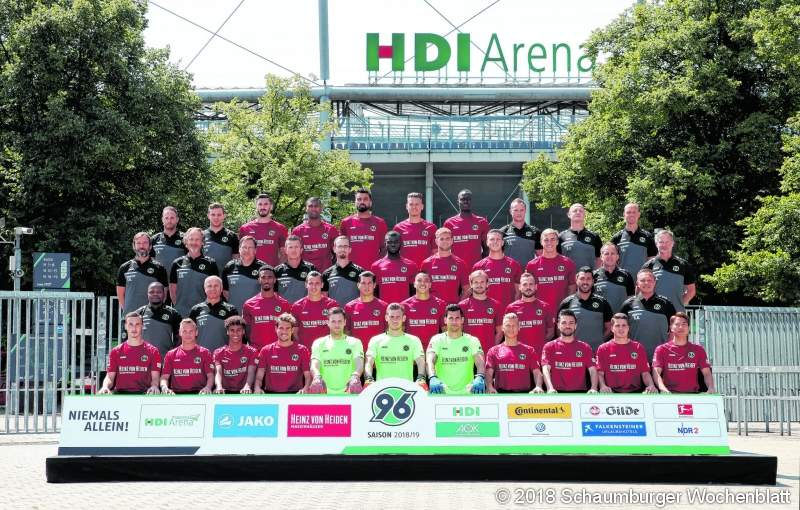 19.07.2018, Hannover
Fussball, Fußball, Bundesliga, Saison 2018-2019, Hannover96, Teamfoto, Media Day,
1. Reihe:
Mike Steven Baehre, Uffe Bech, Linton Maina, Oliver Sorg, Michael Esser, Leo Weinkauf, Philipp Tschauner, Matthias Ostrzolek, Julian Korb, Pir
