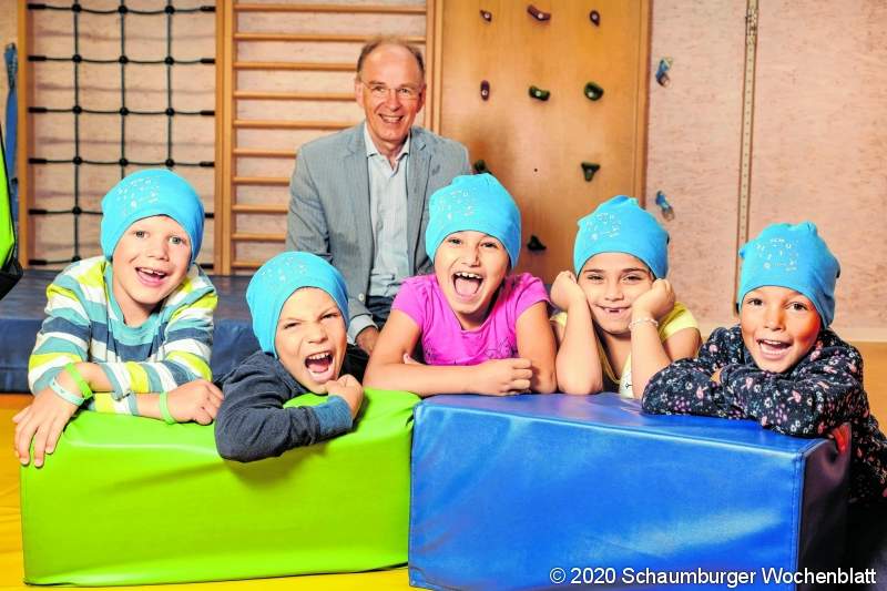 Landesbischof Ralf Meister verteilt Muetzen an die Schulanfaengerinnen und Schulanfaenger der KiTa der St. Thomas-Kirchengemeinde in Hannover-Ricklingen.

Foto: Jens Schulze
(Nur zur redaktionellen Verwendung - Werbung auf Anfrage!)