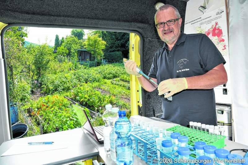 Harald Gülzow im Labormobil beim Analysieren einer Brunnenwasserprobe. Das Bild ist zur freien Verwendung im Rahmen der redaktionellen Berichterstattung